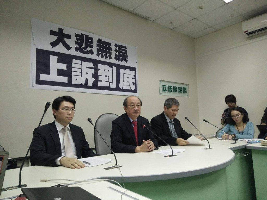 前總統馬英九涉洩密獲判無罪，自訴馬涉及洩密案的民進黨團總召柯建銘下午召開記者會，強調判決大錯特錯，判決結果「見樹不見林」，相信所有國人都無法信服。他也表達「大嘆無聲、大悲無言」的心情，強調將「上訴到底」。圖／唐詩