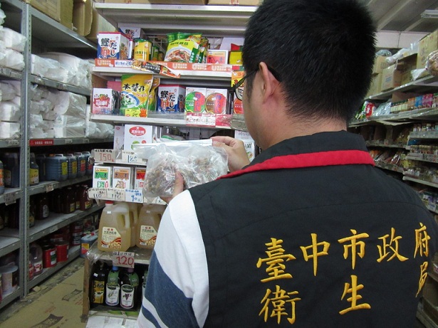 春節將屆,衛生局抽驗年節食品糖果,以一件花生糖含10倍黃麴毒素最嚴重,因易致癌。但法律卻規定需「限期改正」未改正才能裁罰,不符邏輯。(市衛生局提供)