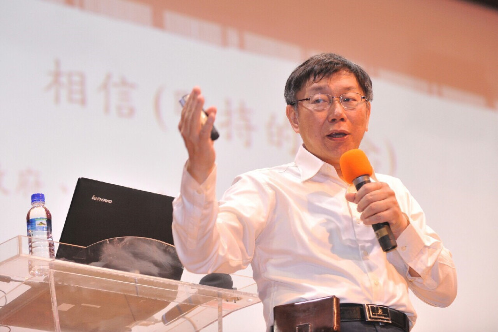 台北市長柯文哲今天下午到新北市三重區集美國小「改變成真、百日新政」演講。(北市府圖片提供)