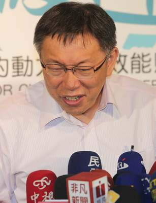 前台北市長郝龍斌砲轟柯文哲炒新聞、政治鬥爭，若無法為廉政會背書就是「豎仔」，台北市長柯文哲表示，你們留下一堆爛攤子給人家」都不要處理？後面還一大堆。(資料照，中央社)