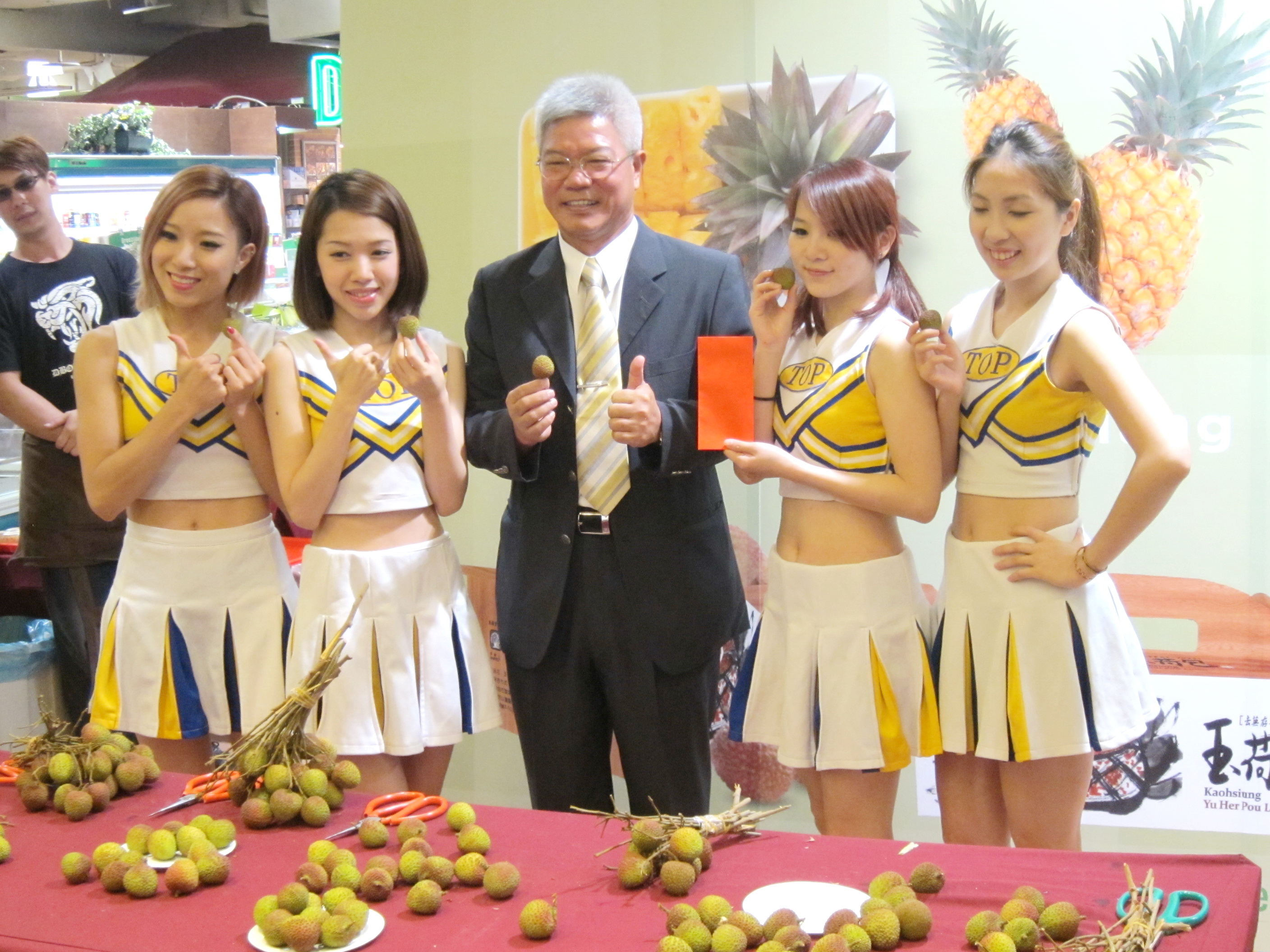 高雄市農業局長蔡復進(中)宣佈今年首推網路「粒裝玉荷包禮盒」訂購系統。( 照片高雄市政府農業局提供)