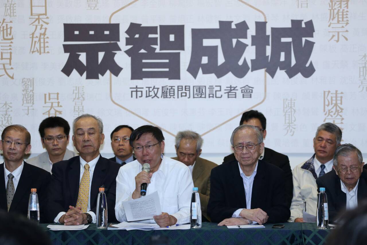 柯文哲今公布超過600市政顧問團名單，其中181位是藍營人士。（朱蒲青攝）