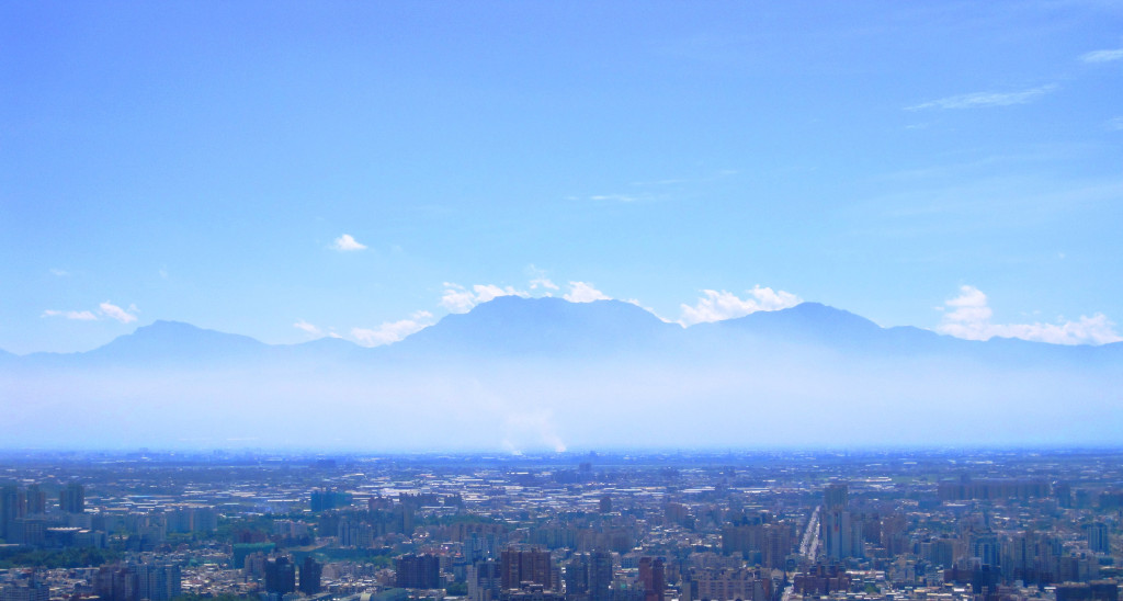 南臺灣高雄屏東人，從小向東遙望，高聳雲霄的大武山和南大武山，以前都叫做嘉禮山。圖／呂自揚攝