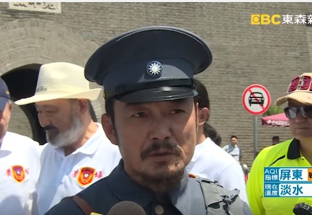 因抗爭年金改革攀爬立法院外牆摔落身故的繆德生，獲國防部頒旌忠狀，繆於2017年曾到中國從廣州到北京紀念七七事件。圖／翻攝東森新聞畫面