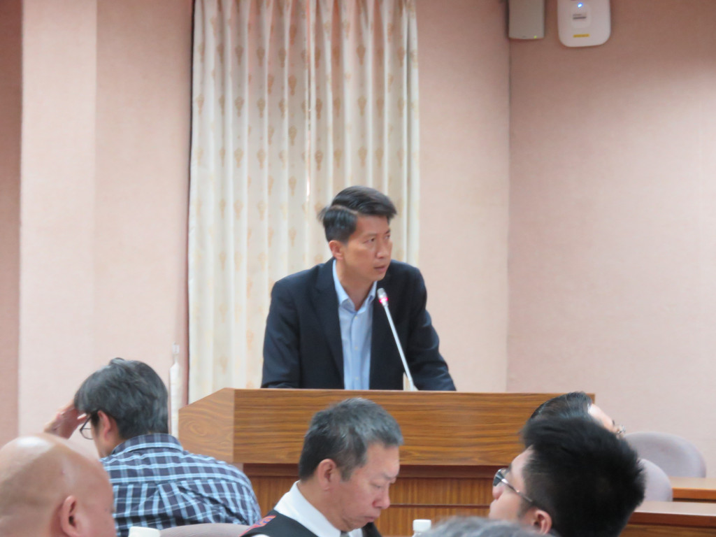 國民黨智庫學者李鎨澂在會中質疑促進轉型正義立法爭議時，舉例說明波蘭推動轉型正義，不僅引發歐盟質疑該國「反民主」，更遭到穆斯林質疑，並導致激進穆斯林愈來愈多。（記者唐詩攝影）20160502