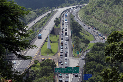 高公局在國道5號試辦時段差別費率，一早台北往宜蘭仍舊塞車。圖為國道5號石碇路段。(中央社)