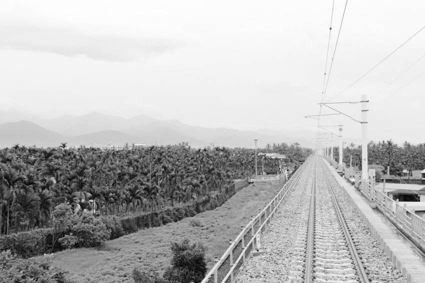 鄉下的人口、組成、群聚，都完全迥異於都市之內。 以為書上看到的「偏鄉地區」，是要翻過層層山頭才會遇到的、很久很久以前的故事。最讓我觸目驚心、也最最心疼的一句話「離開了大城市、鄉下地方的生命力都很強」，真實的背後意涵卻代表著「城鄉資源嚴重不均」。(圖片取材自網路)