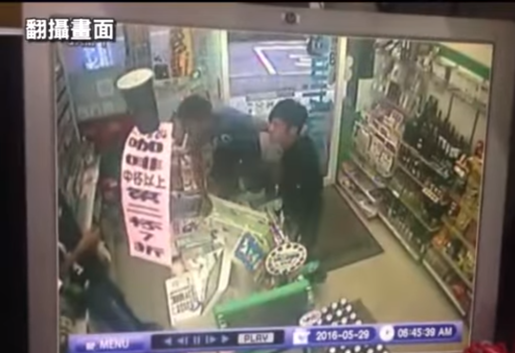 新北市某超商工讀生因為詢問買菸者年齡而被圍毆，董氏基金會譴責暴力的行為。（翻攝自爆料公社影片）