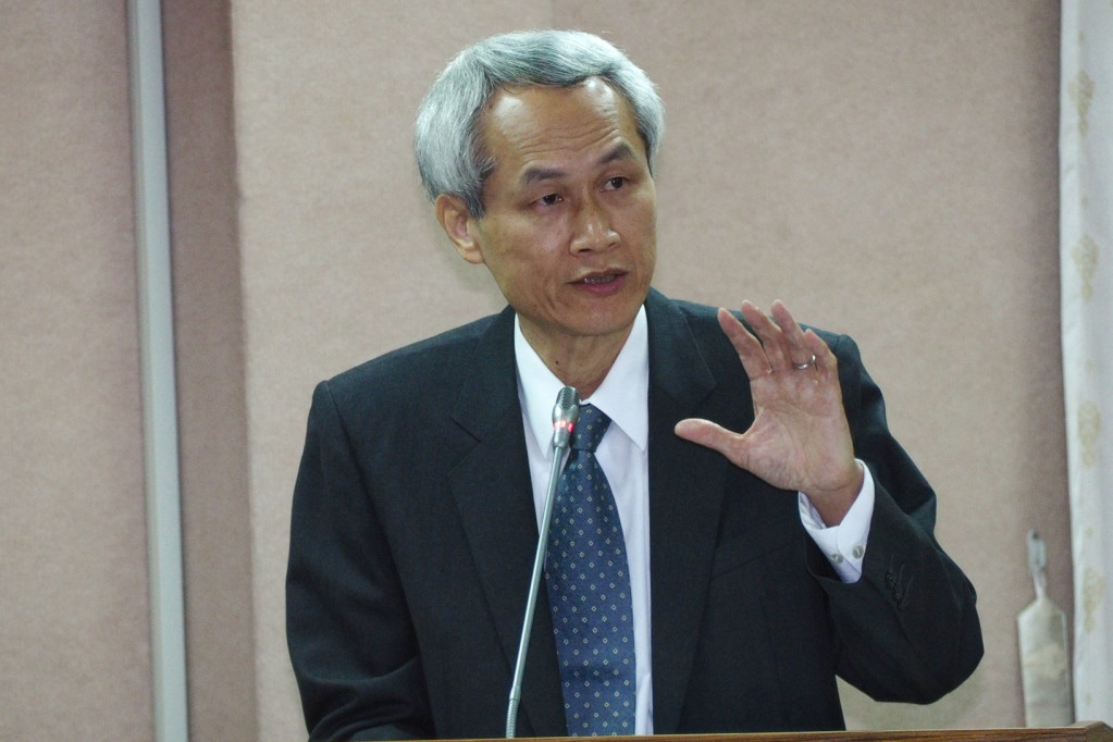 銓敘部長周弘憲22日赴立法院司法及法制委員會,針對黨職併公職年資處理條例相關修法進行說明。圖/張家銘