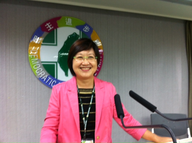 徐佳青轉述，民進黨中常會確定提名林智堅參選新竹市長。（朱蒲青攝）