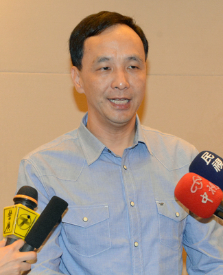 新北市長朱立倫（圖）8日受訪表示，中國國民黨中央黨部正在積極考量基隆市長選舉，是否要更換提名的參選人，以爭取市長選舉勝選 (中央社)