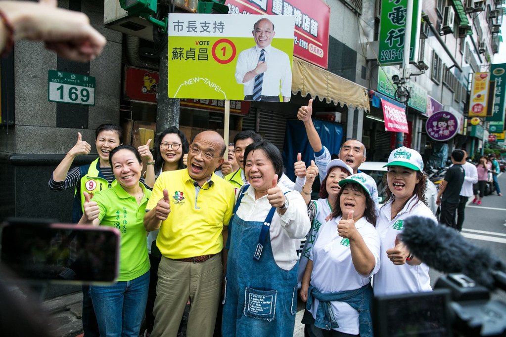 民進黨新北市長候選人蘇貞昌今（4）日上午前往新莊西盛市場掃街拜票，隨後趕往五股區競總成立大會等活動，一早連跑數個行程，仍舊活力滿滿。圖／蘇貞昌競辦提供