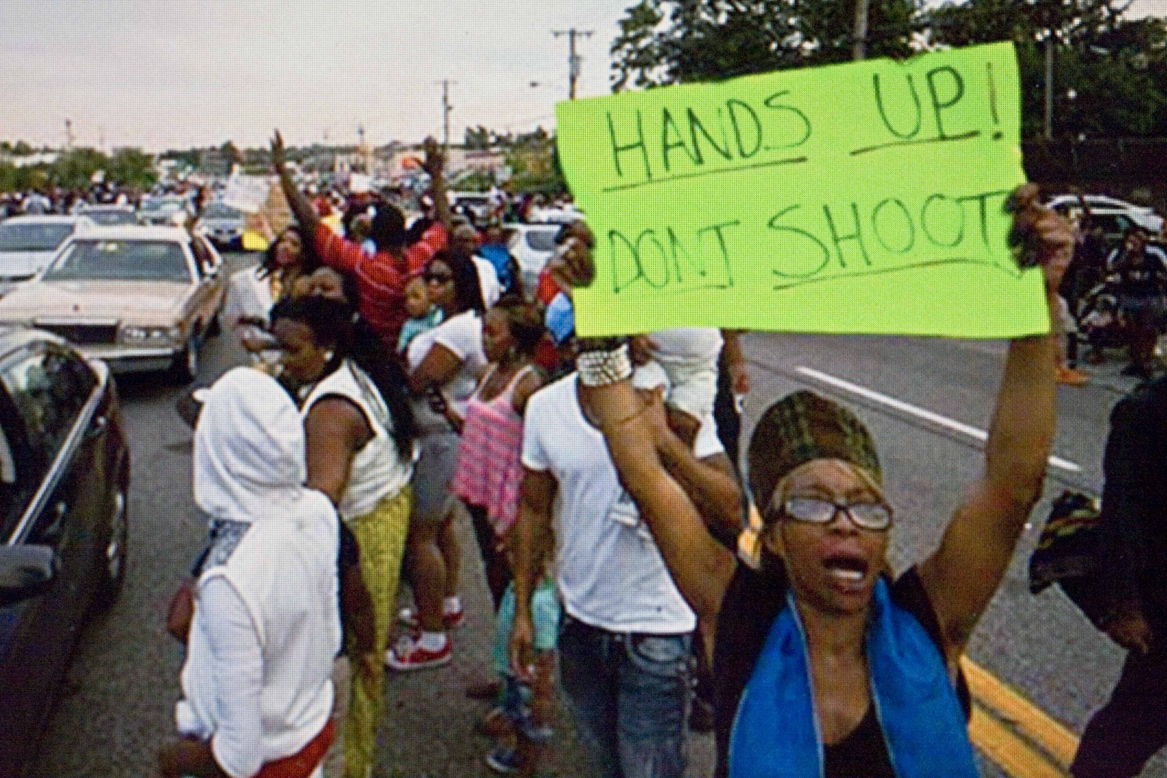 美國密蘇里州佛格森市黑人暴動事件，不因實施宵禁得到平息。（網路圖片翻攝）