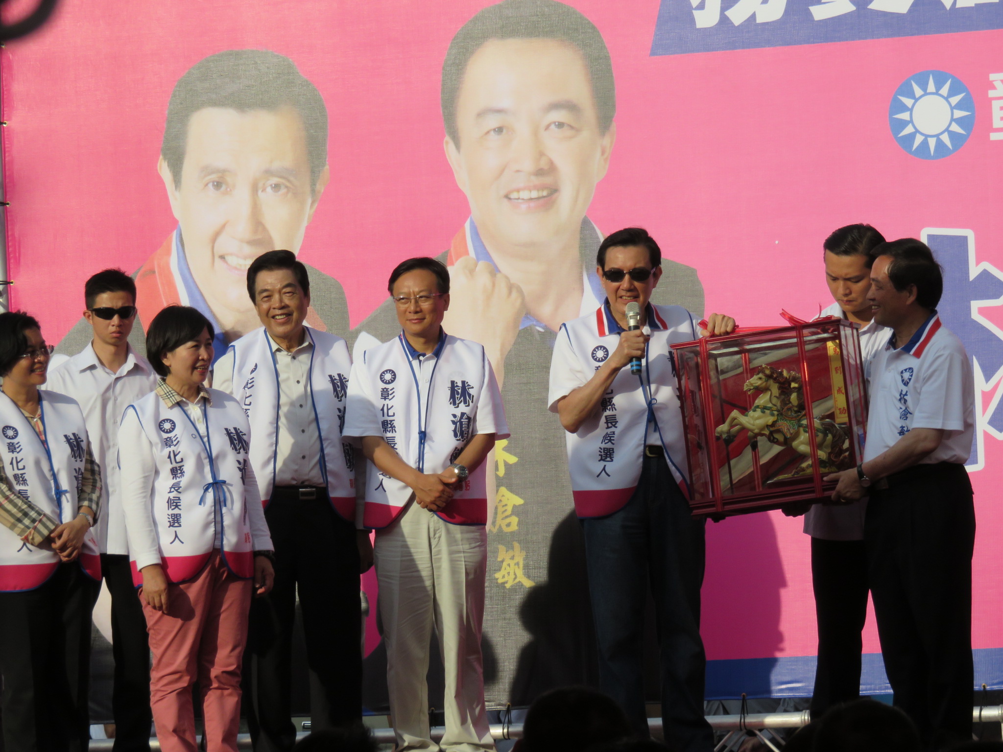 國民黨主席馬英九26日下午為彰化縣長提名人林滄敏站台，並致贈「馬到成功」預祝林當選 （記者唐詩攝影）