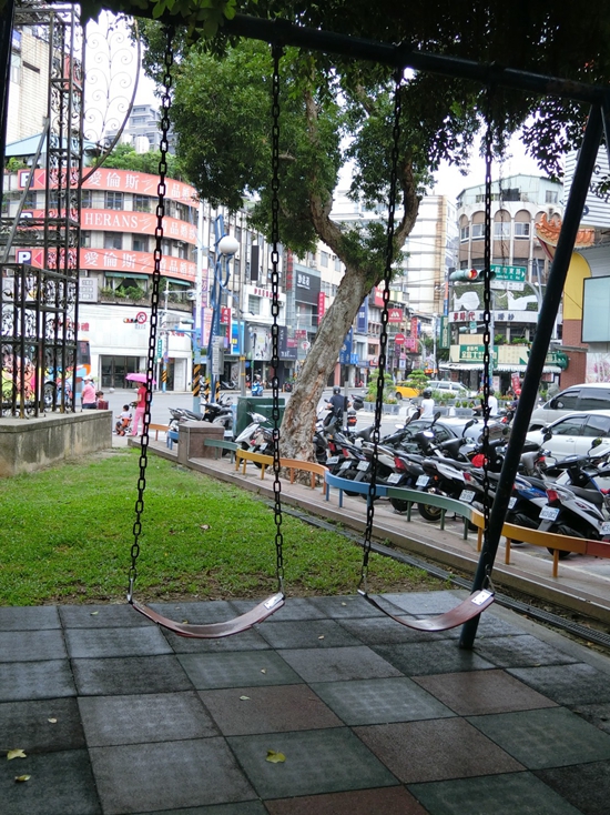 特公盟表示台北公園內的鞦韆越來越少，而且越作越低矮，造型千篇一律無變化。圖／李書璇