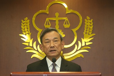 司法官學院院長林輝煌獲法務部推薦出任大法官，外界質疑美麗島案曾任軍檢的林輝煌是否適任，法務部政務次長陳明堂（見圖，中央社資料照片）19日表示，從陳定南任法務部長時代，林輝煌已獲3次推薦，不解這次推薦怎麼會被K得滿頭包。20150319
