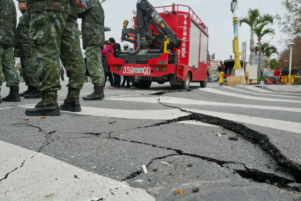 花蓮強震不僅人員與建築物傷亡，週邊交通設施也受到影響。圖／張家銘