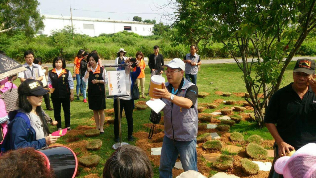 「環保多元殯葬」風正興起，中市議會昨探討「海葬」之提倡，市府民政局今在市立「崇璞園」示範樹葬的「節」和「潔」，及與大自然合一的幽雅，讓許多參觀民眾接受度很高。（中市民政局提供）