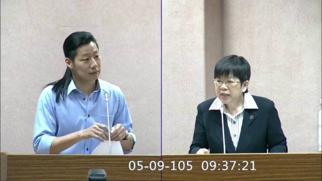 時代力量立委林昶佐今(9)日在質詢時表示，質疑總統府認為這是「善意」的立場，批評陸委會等部會不敢向府方表達不滿，而陸委會副主委施惠芬（右）答覆強調「時空背景不同」反駁。林認為若無法表達台灣最新民意，「台灣不是中國的一部分」 ，如果退到45年的聯合國決議文，那不如不要去。（翻攝立法院網站）