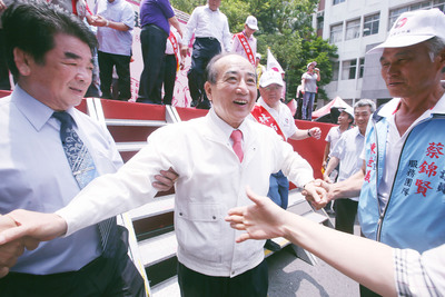 立法院長王金平（前中）13日上午出席「無黨團結聯盟黨慶暨前進立法院誓師大會」活動並致詞，受到群眾熱烈歡迎。（中央社）20150613