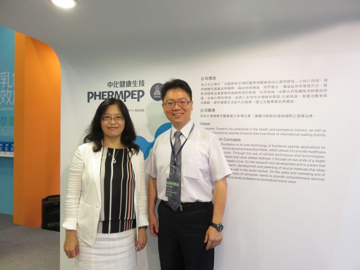 中興大學研發長陳全木博士(右)與大葉大學研發長陳小玲(左)共同研究開發關鍵胜肽產程技術，利用發酵菌種「克弗爾肽」，研發製造「新穎抗高血壓肽」保健食品。(蘇元和攝影)