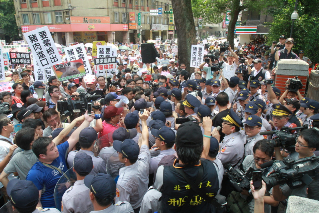 國民黨率眾在立院側門抗議美豬。何豪毅攝20160531