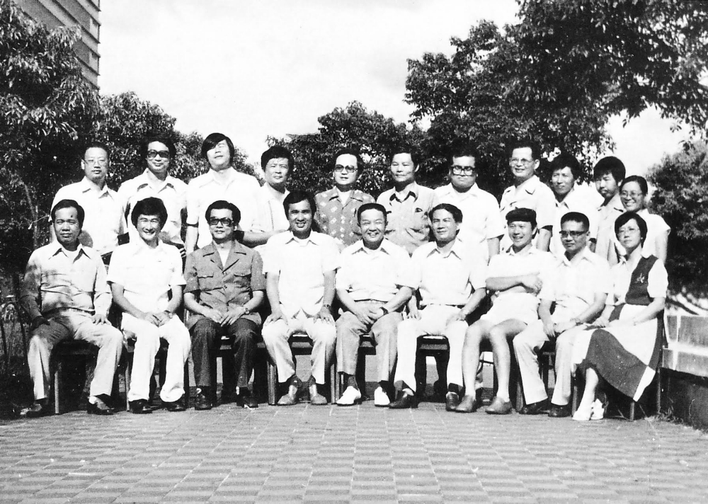 《美麗島》雜誌社成員在台北市仁愛路上合影。前排右起呂秀蓮、黃天福、許信良、林義雄、黃信介、姚嘉文、張俊宏、施明德、林文郎；後排右起張美貞、陳忠信、劉峰松、歐文港、魏廷朝、楊青矗、吳哲朗、陳博文、紀萬生、謝秀雄、張榮華（後排左一）。(張榮華/提供)