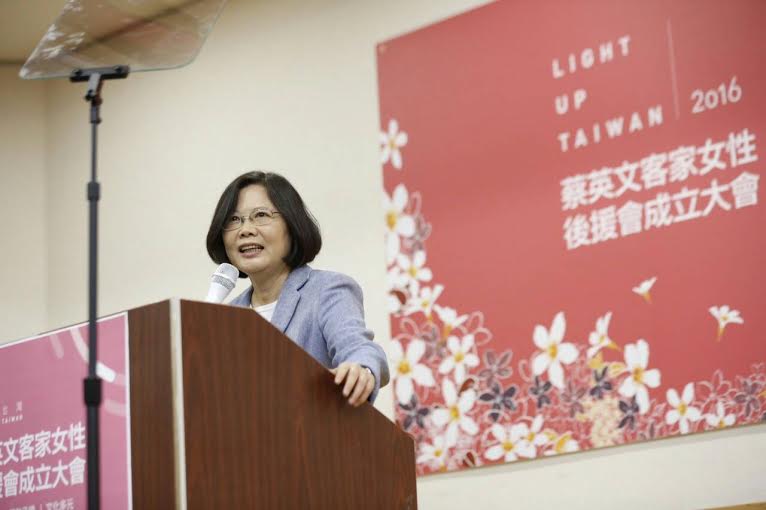 民進黨總統參選人蔡英文認為，這個階段處理課綱問題最好的方法是，立院召開臨時會，盼中國國民黨主席朱立倫促成。（圖民進黨提供20150802）