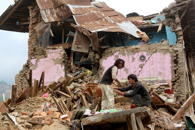 尼泊爾震災受創嚴重，多數房屋全毀。統計已有7250死，1.4萬人傷，但一名百歲人瑞獲救仍讓救災人員士氣代振。（資料照片，中央社）20150503