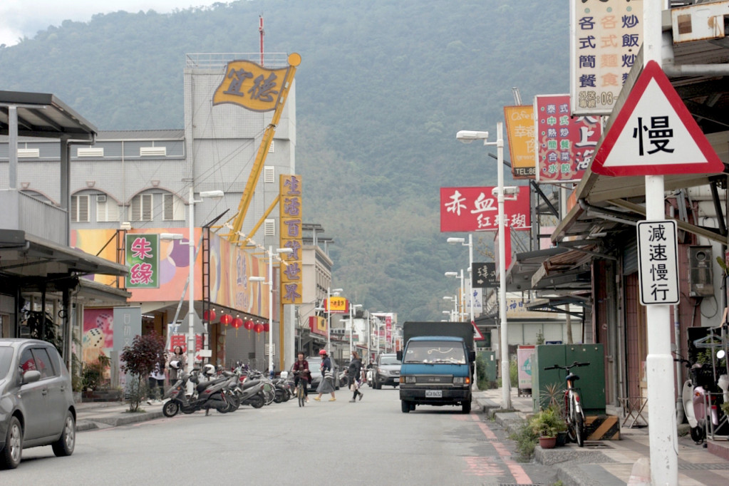 東華大學附近的「志學街」其實是「中正路」，由於東華大學所在地為志學村，中正路是學校附近最熱鬧街道，短短600公尺內，便利商店、餐飲、文具書店、生活百貨等店家林立，學生生活必需都在此活動，但遇上寒暑假，則是門可羅雀，店家也無奈：「生意難做」。（記者王志偉攝）