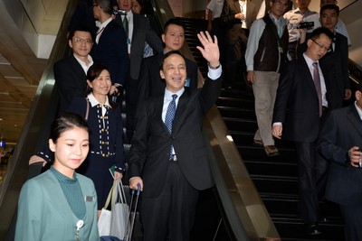 國民黨主席朱立倫(左3)結束訪中行程，今天凌晨返抵桃園國際機場。（中央社）20150505