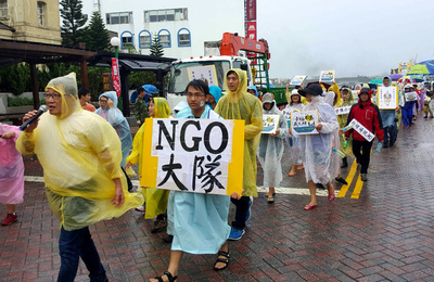 澎湖第2次博弈公投的最後一個週末，正反陣營在雨中大車拼，支持博弈的陣營以車隊遊行，反對陣營則有近200位民眾掃街，呼籲15日投下不同意票，讓澎湖永遠是澎湖。圖／中央社（資料照片）　