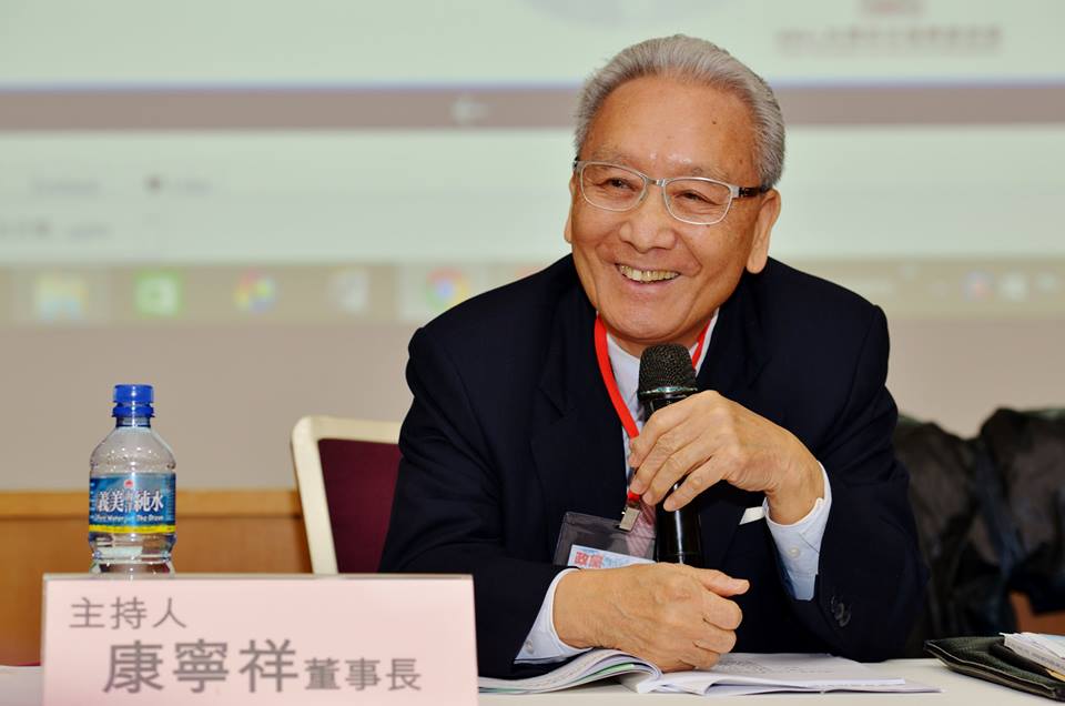 時任國統會委員的康寧祥特別點名請某位「老表」（指資深中央民代）發言，靠著這位人士發言拖掉了時間，擋下當時主張急統的委員。圖／郭文宏（民報資料照片）