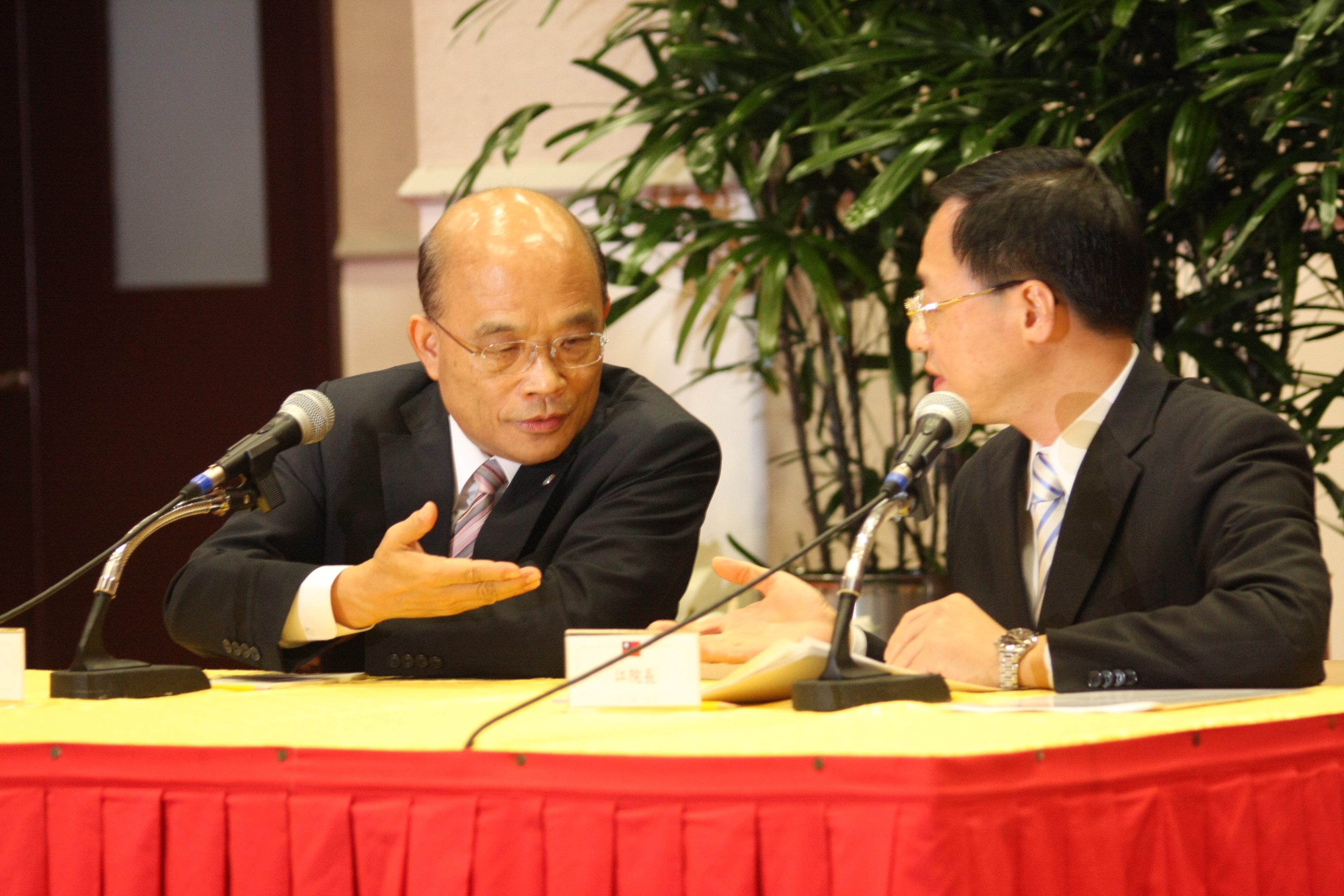 江宜樺蘇貞昌密會後連袂召開記者會，回答記者問題時雙方相互禮讓，氣氛似十分融洽。(記者何豪毅攝)