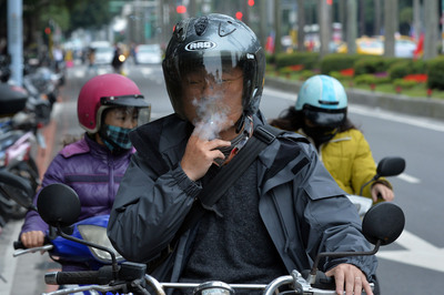 台北市環保局今天表示，5月1日起亂丟菸蒂者將加重處罰。(中央社資料照片)