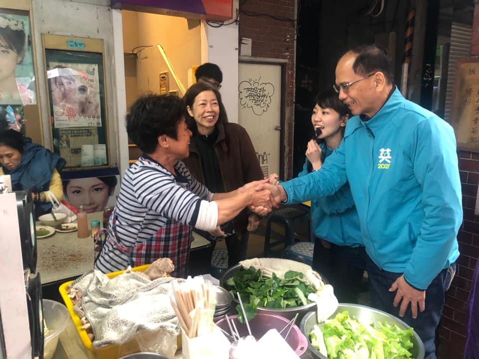 《自由電子報》發布的消息極為弔詭，通篇報導是訪問高嘉瑜的說法，可是照片卻是游錫堃、江志銘與高的合照，炒作味道濃厚。圖／取自游錫堃臉書