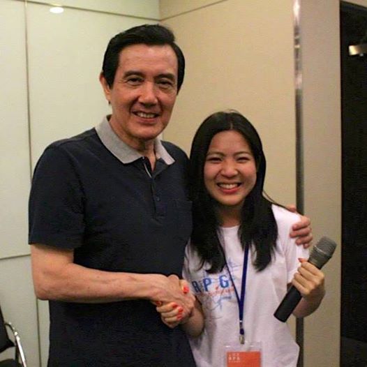 國民黨前青年團團長、中常委徐巧芯對馬英九辭去黨主席表示感謝、肯定，並讚馬英九是天生的明星，對年輕人尤其親切。（翻攝網路）