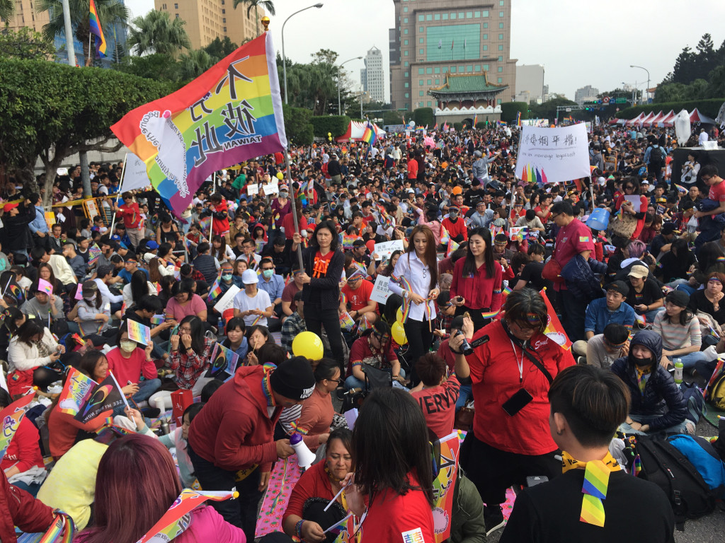 讓愛不再逝去為婚姻平權站出來音樂會下午登場,大批民眾湧入,氣氛熱鬧平和。圖/張良一