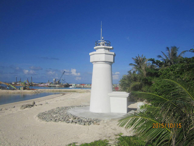 新建成的太平島燈塔，除了彰顯主權外，也可供商、漁船使用。(交通部航港局提供)