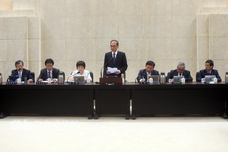 行政院會今天通過《學校教職員退休條例》修法，退休教職員再任政府機關捐助20%以上機關，超過基本工資者，停領月退俸。圖／取自行政院（資料照片）