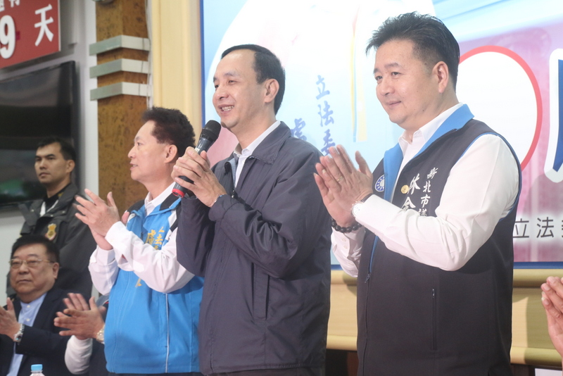 國民黨總統候選人朱立倫到土城盧嘉辰競選總部開講,對於軍宅爭議是否影響選情,他說當然,「但我相信最後選民會看清楚」。(記者何豪毅攝)20151208