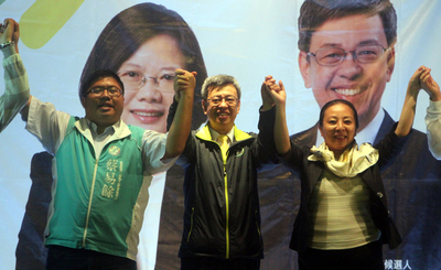 高雄地方法院一審判嘉義縣長張花冠（右）有期徒刑4年2月。圖為日前她陪同民進黨副總統參選人陳建仁（中）10日參訪。（資料照片，中央社）20151215