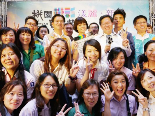 桃園市長鄭文燦過去擔任新聞局長的經驗,讓這次桃園電影節辦得有聲有色，他甚至於還與「我的少女時代」男主角王大陸對話，並跟影迷們合影，炒熱氣氛，展現過去擔任「主管機關」的專業度。(圖:中央社)