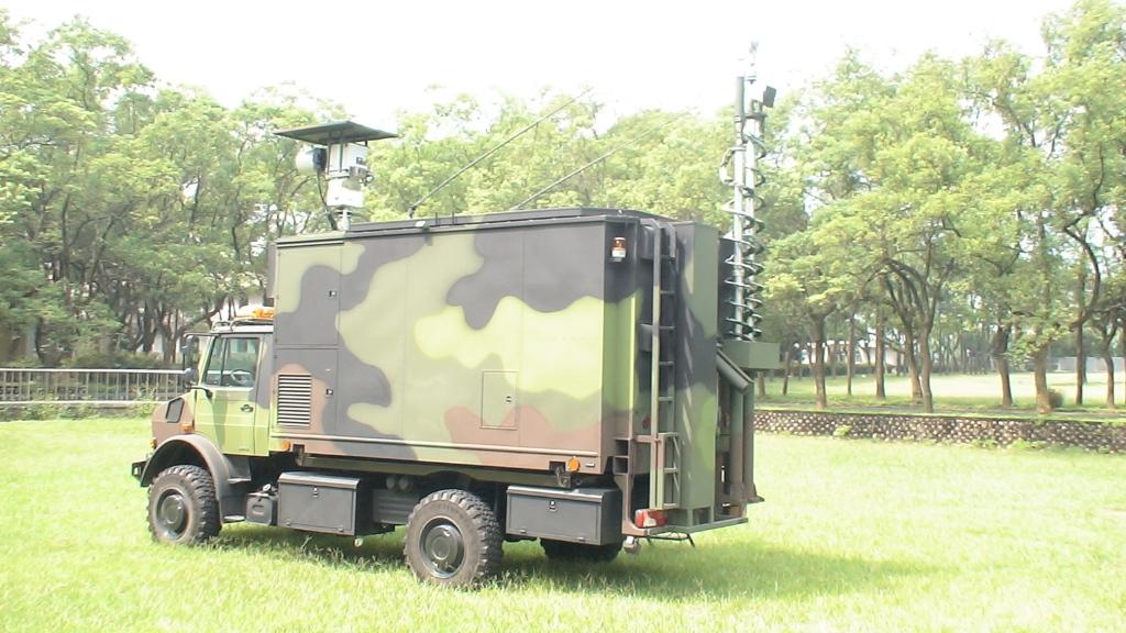 陸軍一輛核生化偵檢車（圖為同型車輛，軍聞社）昨天參加完國慶校閱，今晨返回駐地途中於國道三號大溪路段翻覆，一人輕傷。