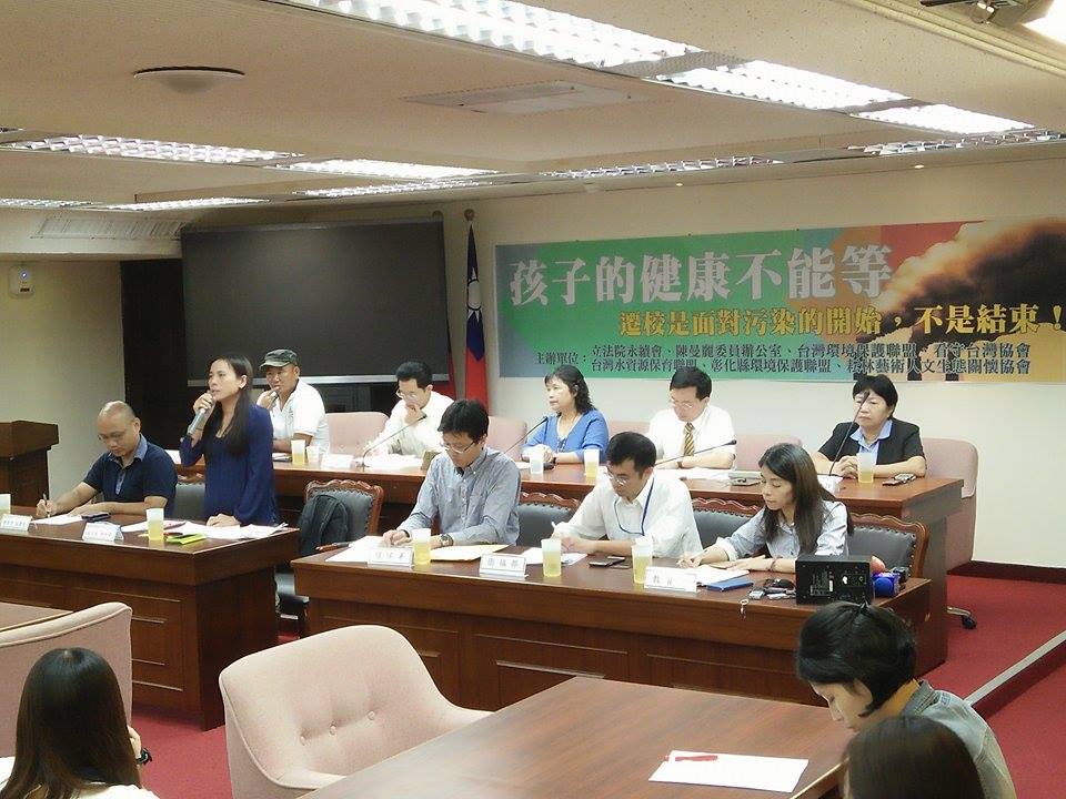 針對六輕污染與許厝分校爭議，相對於居民拒遷校，環團人士與立委今天在立院呼籲，支持預警原則先將學童遷校，同時要求六輕舉證對學童居民無害；彰化環保聯盟總幹事施月英（站立者）在會中痛批六輕是大便、髒東西、有毒，稱六輕賺太多，要求六輕應先全面停工。圖／唐詩