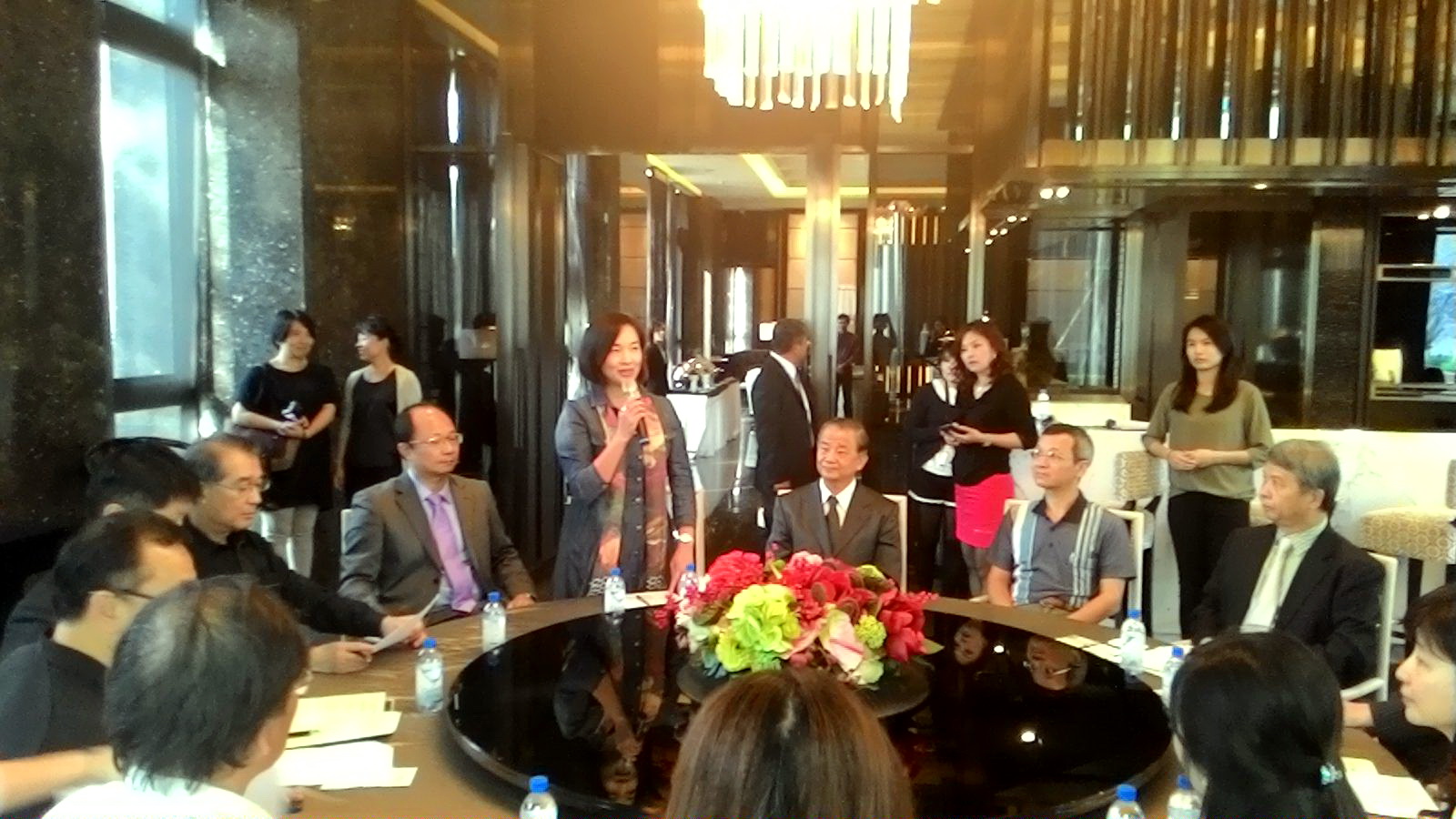 高雄市企業經理協進會理事長胡麗香說明年度主題（記者陳俊廷攝）