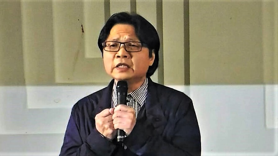 葉俊榮「勉予同意」管中閔任台大校長，民進黨鐵桿綠營名嘴余莓莓眼淚直流在政論節目痛批總統蔡英文。葉放水管案幕後有黑手嗎?網友顯然都是這麼認為，YES！檢視葉俊榮放水管中閔與其上任挺「啟川家族」高醫校長案手法如出一轍！圖為葉俊榮在歡送會高唱台語歌《堅持》，網友諷葉俊榮到底是「誰」堅持派葉擔任教長？(圖/陳俊廷翻攝)