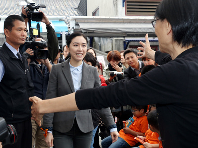 總統馬英九夫人周美青（右）15日在台北，出席第4屆新兒保運動記者會，向與會的國民黨台北市長候選人連勝文妻子蔡依珊（左2）張開雙手，親切擁抱。（中央社）