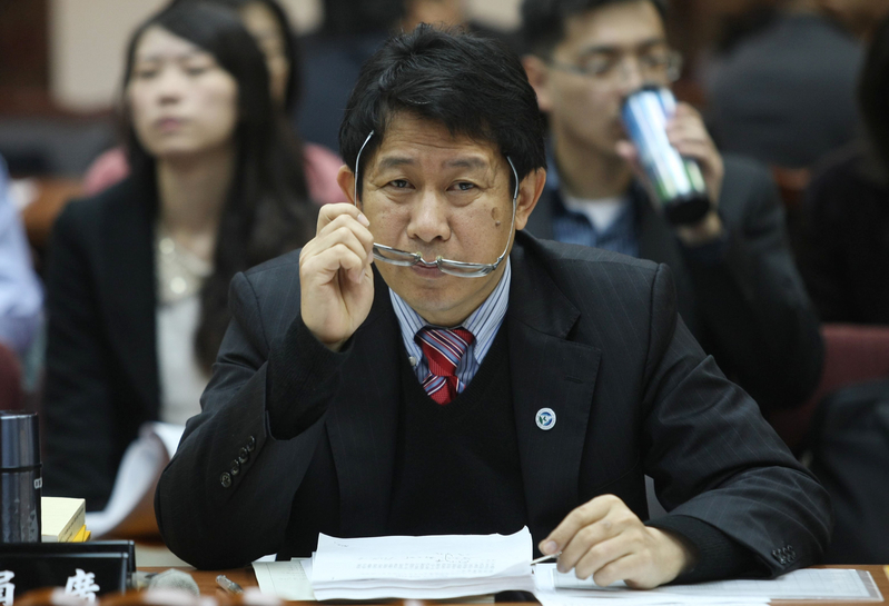 蔣偉寧為教育行政首長，對於學術方面的糾葛較為敏感，更嚴重的是他「壞戲拖棚」，一直想保有烏紗帽，事情就像擠牙膏一樣被一段一段的擠出來，本來可以一天就結束的新聞，其結果是不能劃下句點。（圖片：中央社）