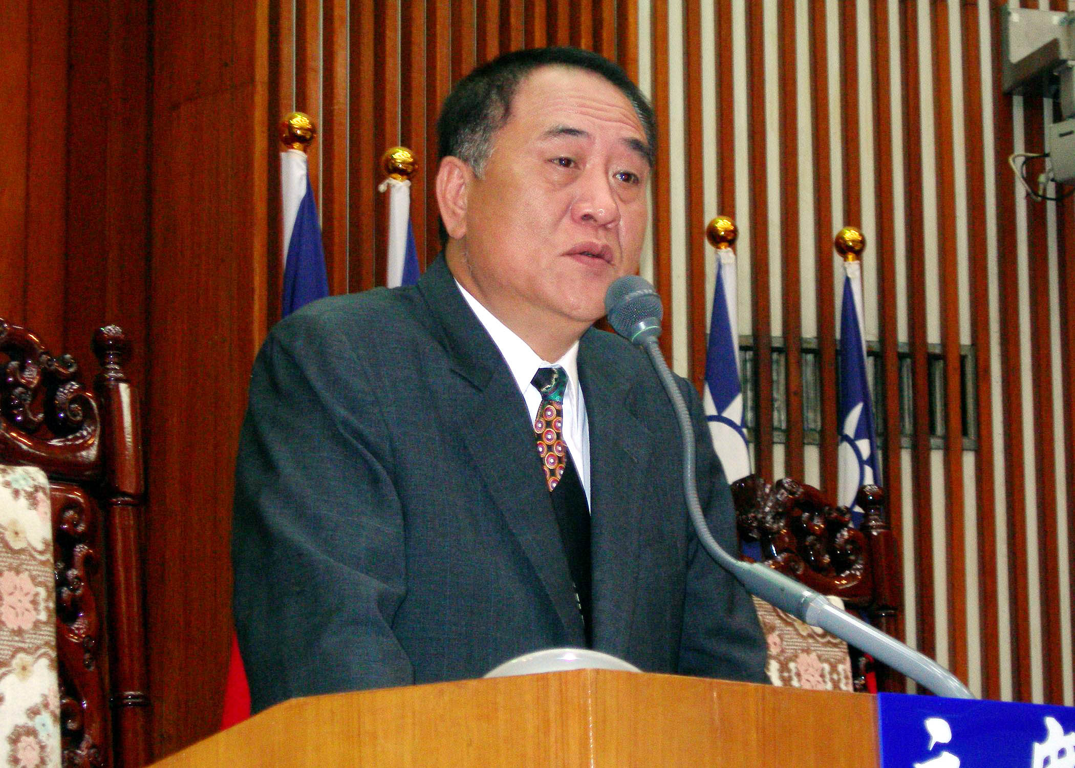 前台南縣議長吳健保因「雨刷集團」職棒簽賭案遭判刑，卻在發監前棄保潛逃，遭檢方發布通緝。（資料照片，中央社）